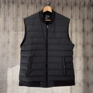 Ralph Lauren väst - Tja! Säljer nu denna sjukt snygga och eftertraktade väst från Ralph Lauren i storlek L. Skicket är 9/10, inga tydliga deffekter. Nypriset ligger på 2200 kr men går ej att få tag på längre.  Vid fler frågor/bilder är det bara att skriva!