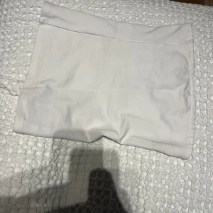 Vitt bando top  - Vitt bandotop 