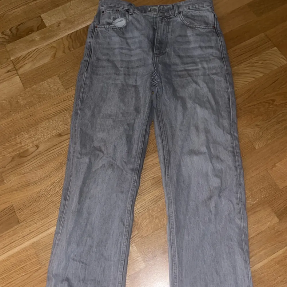 straight high waist jeans från ginatricot som tyvärr inte kommer till användning men är i bra stick . Jeans & Byxor.