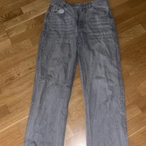 straight jeans  - straight high waist jeans från ginatricot som tyvärr inte kommer till användning men är i bra stick 