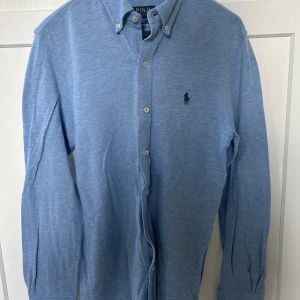 Ralph lauren skjorta - Ljusblå ralp lauren skjorta i fint skick. Alla priser är diskuterbara. Tveka inte på att skriva vid funderingar🤩