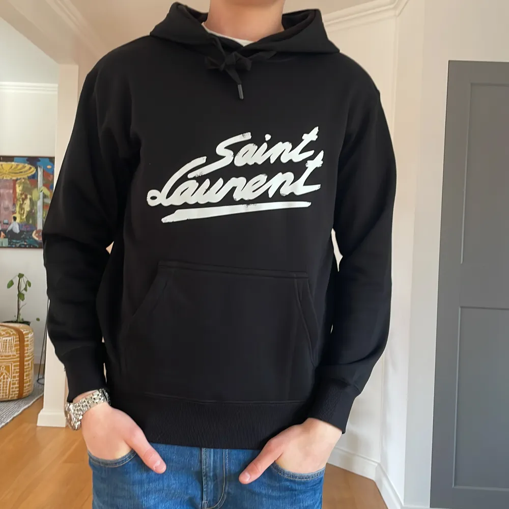 Skit snygg Saint Laurent hoodie i ny skick, 10/10 Sjukt bra passform Ny pris 8000kr säljer för 3000kr Pris kan diskuteras vid snabb affär . Hoodies.