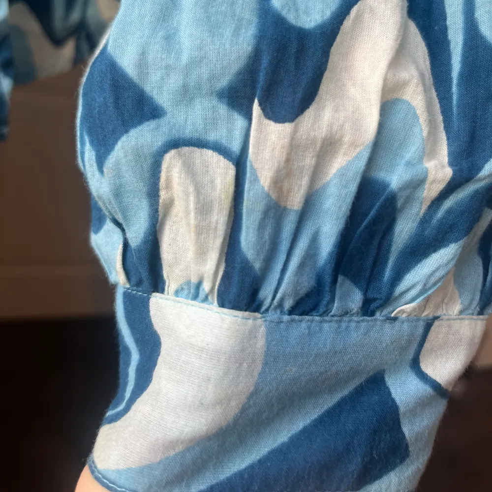 Gimaguas Blue Ma'am Waves Shirt! Superfin som den är eller över en tröja.  Strlk M, passar ca 36-42   Småfläckar som drar ner priset, syns knappt alls! . Blusar.