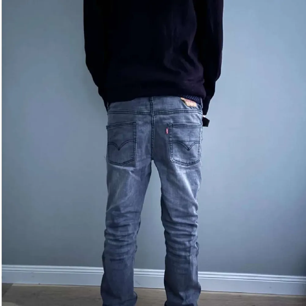 Levis jeans i storlek 16a. Skick 9/10 använts fåtal gånger. Nypris 1200, vårt 399  Hör av er vid frågor!. Jeans & Byxor.