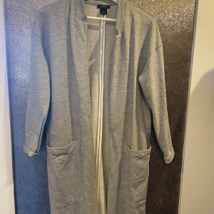 Superfin grå kappa - Tunnare kappa perfekt till sommaren, andvända ett fåtal gånger, knälång med slits baktill