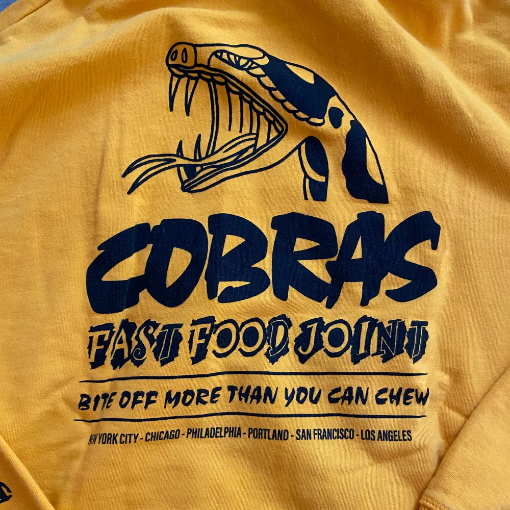 gul hoodie med motiv av en cobra. bra skick! PÄLSDJUR I HEMMET!. Hoodies.
