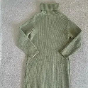 Otroligt fin ljusgrön stickad klänning med polokrage från H&M. Använd endast en gång.  Utan anmärkningar, men lite ytludd kan förekomma. 