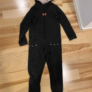 One piece strl 134 - Säljes i begagnat skick. Se slitage på bilderna. Katt finns i hemmet (allergivänlig ras). Jag är väldigt mån om mina köpare. Skulle du vara missnöjd med ditt köp så ta gärna kontakt med mig innan dåligt omdöme. Så har jag en chans att rätta till det!