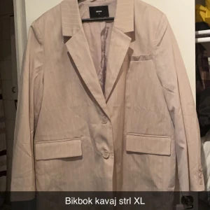 Beige kavaj bikbok - Aldrig använd. Nypris 500kr, säljer för 200kr. Oversize i storleken, har axelvaddar också 
