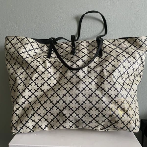 By Marlene Birger Grinolas totebag  - Stor väska. Sliten i hörn, hantag och fläckar i fodret, se bilder. Har mer att ge