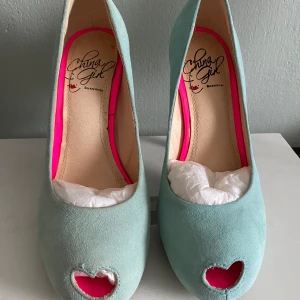 Nya turkosa pumps - Endast provade. Trånga över tån
