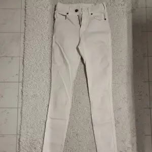 Vita jeans stl xs. Använd endast 2ggr. Skickat är fint. Köpta från Carlings. Märkees är deras egna.