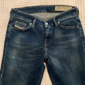 Diesel Jeans  super slim skinny Regular waist stretch  W28  L32  Slim från Diesel  • Femficksmodell • Smal passform • Dragkedjegylf  Utförande: Denim Kvalitet: Vävd Material: 79% Bomull, 17% Modal, 3% Elastomultiester, 1% Elastan Midja: Normal midja