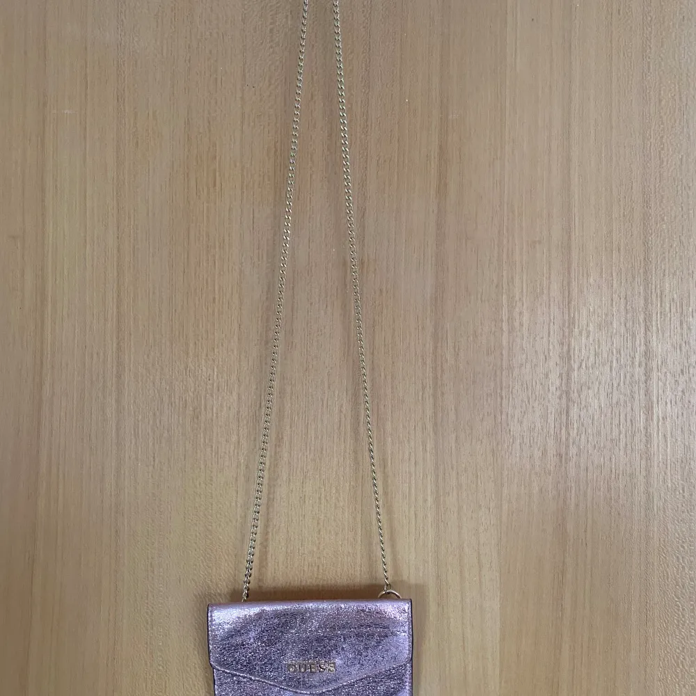 Jättefin liten rosa väska med guldig axelkedja från guess, perfekt till sommaren! Den är i nyskick bara använd 2-3 gånger😍  Pris är diskuterbart. Väskor.