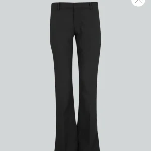 Vera kostymbyxor  - Säljer två par kostymbyxor från bikbok, Ett par Vera kostymbyxor med lågmidja i storlek 38, och ett par Andrine kostymbyxor men vida ben i storlek 32💓båda i fint skick🫶150kr/st