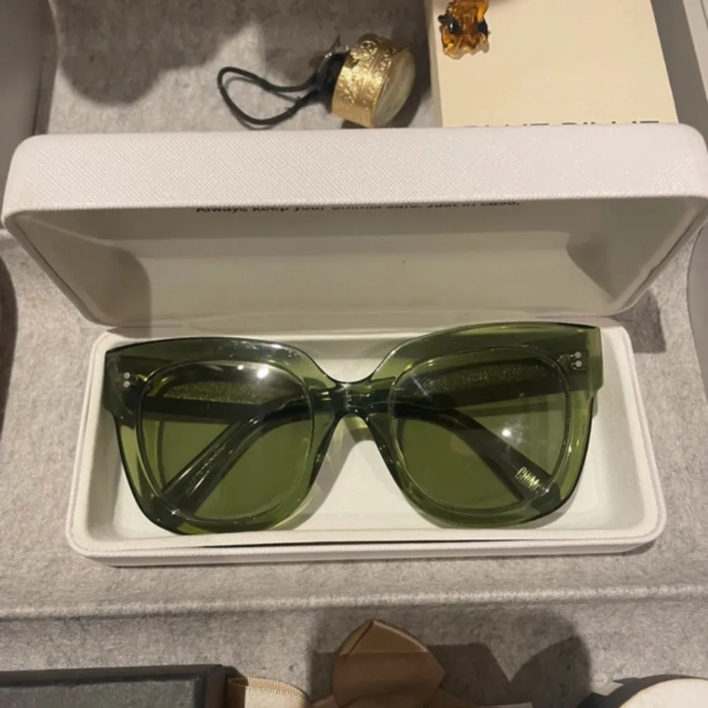 Chimi solglasögon i modelen 08, färgen kiwi, köpta för inte så länge sen skriv för frågor 🩷. Accessoarer.