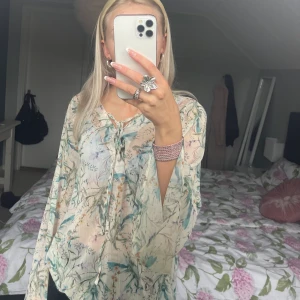 Topp - SÅ fin blus/topp i nyskick från DMK TREND🌸 Storlek M men passar även S och L då den är stretchig💐