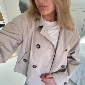 Vårjacka  - Så fin jacka som passar perfekt nu till våren och sommaren! Inga defekter ❣️