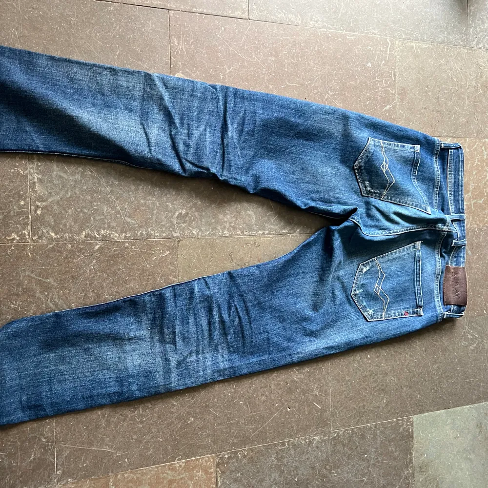 Ett par oanvända Replay Grover Jeans, Size 29 waist,  Length 34. Nypris ca 2300 kr, köpta på Nk Stockholm.. Jeans & Byxor.