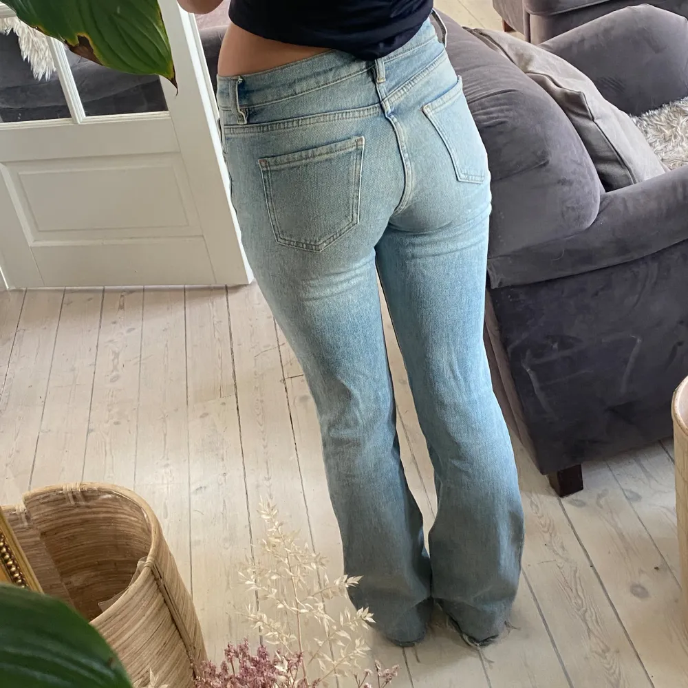 Säljer mina knappt använda Midwaist jeans från Mango. Använda 2-3 gånger så väldigt bra condition.. Jeans & Byxor.