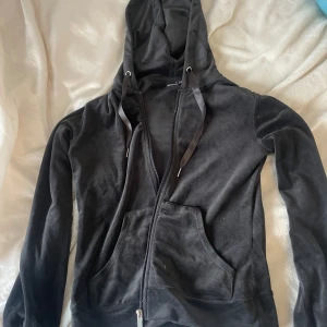 Tjocktröja från gina  - Svart velour tröja från gina tricot. Fint skick, änväns inte. Köparen står för frakten och pris kan diskuteras