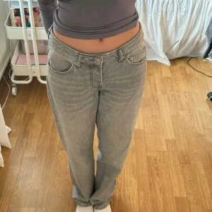 gråa straight leg jeans - grå straight leg jeans, säljer då de är lite stora på mig!  på sista bilden syns snöre som jag dragit genom på insidan, gör att man enkelt kan knyta byxorna så de sitter åt i midjan🩷