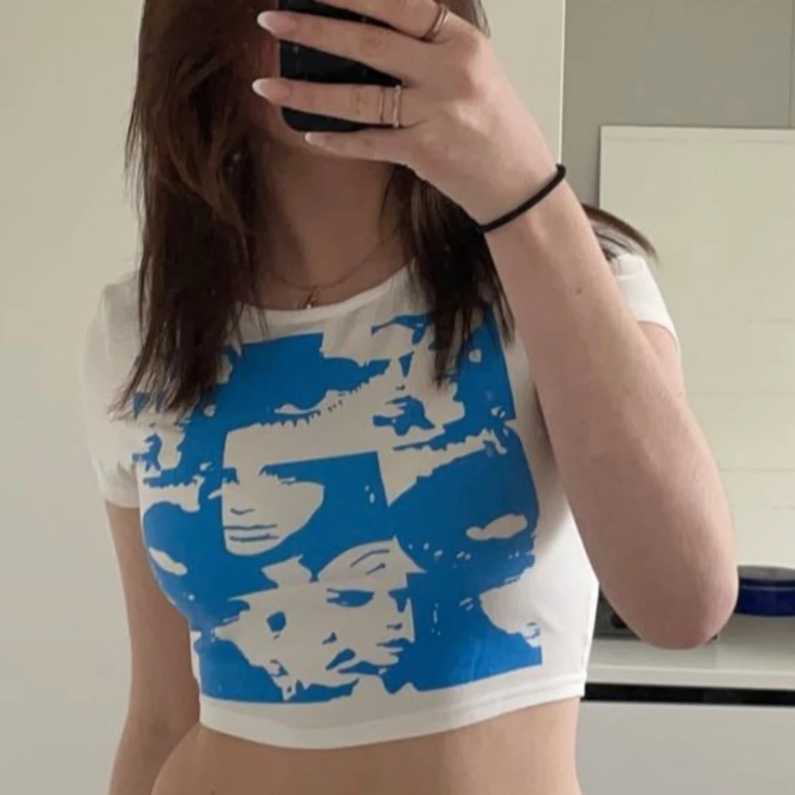 Vit croptop med blått tryck.