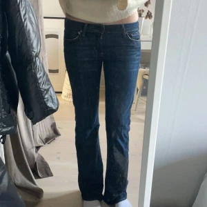Lågmidjade jeans  - Jättefina lågmidjade jeans men som tyvärr inte kommer till andvändning❣️fråga gärna om ni har några mer frågor ⭐️pris kan diskuteras ! 