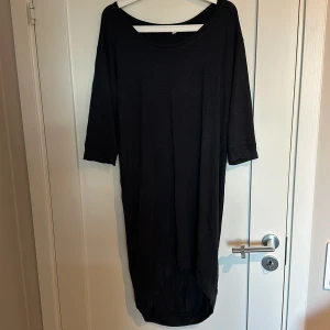 Klänning house of lola  - En klänning som är i fint skick och mjukt material. Längre bak och ”trikvarts” ärmat.  Djur finns i hemmet 