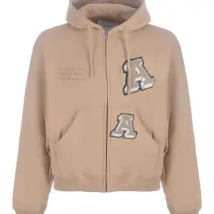 En Axel arigato zip hoodie i storlek M💯 Nypris: 2500kr Mitt pris: 1899kr Skick 10/10! Hör av dig vid minsta fråga eller fundering🤗