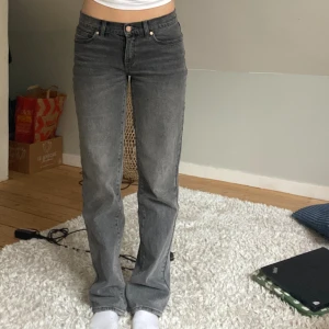 Lågmidjade jeans Abrand - Lågmidjade grå raka jeans från Abrand! Modell A’99 low straight. Köpta på åhléns för 999, max använda kanske 5 gånger så i mycket bra skick!  Sitter perfekt på mig som är ungefär 168, åt de längre hållet i benen. Priset kan diskuteras!