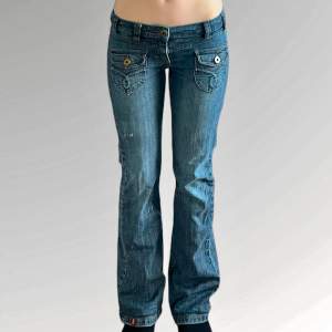 Vintage jeans i nyskick från esprit med snygga fickor både fram och bakifrån, strl S/36❤️// midja 38cm, längd 100, innerbens 81, gren 19cm