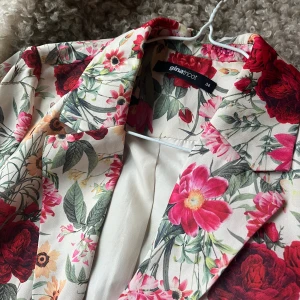 Blommig kavaj från Gina Tricot  - Stl 34 Bra skick
