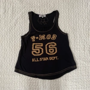 Linne - Fint svart linne med guld design. Flowig och lätt material. Den är från märket Flashmob. Skriv gärna om ni har frågor😊