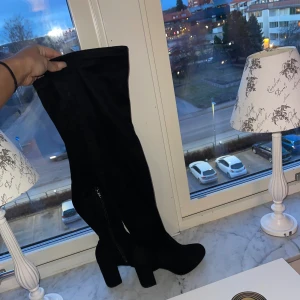 Overknee skor - Helt oanvända köpta på river island för 1049:-  ⭐️