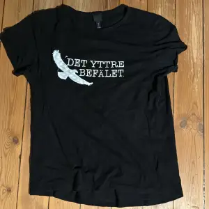 Det Yttre Befälet merch gjord av bandet själva. T-shirt i bra skick.