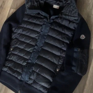 Moncler Maglione Cardigan - Maglione Cardigan  QR kod funkar! Good condition Lite små flaws som knappt är märkbara kan skickas på DM. Nypris: 10 500kr Mitt pris: 4100