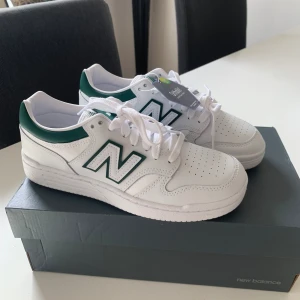 New Balance - Ett par helt nya New Balance BB480, lappen sitter kvar på skoj och kartongen finns kvar Köpta för 1.199kr  Storlek 37,5 