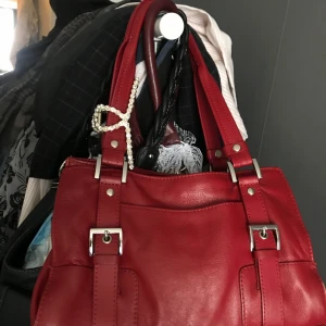 Röd handväska - Säljer denna röda handväska med silverdetaljer, skriv gärna vid frågor☺️
