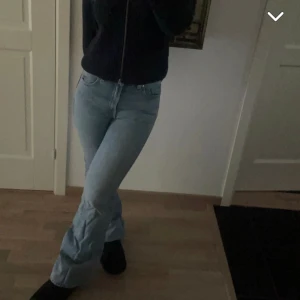 Weekday jeans - Mid waist jeans från Weekday, fint skick  Se andra bilden för storlek 