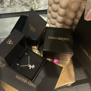 Maria Nilsdotter halsband - Säljer mitt Maria Nilsdotterhalsbamd jag fick i julklapp. Säljer då jag inte använder silver så den är helt oanvänd därav priset💓