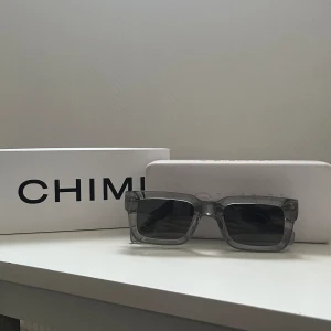 Chimi Solglasögon  - Säljer nu mina super fina chimis i modellen 05 och färgen ”grey” säljer då jag inte tycker att de passar mig längre, köpta förra våren men knappt använda med inga repor, allt medkommer så som lådan, glasögonfodralet, caset osv💘 priset kan diskuteras💗
