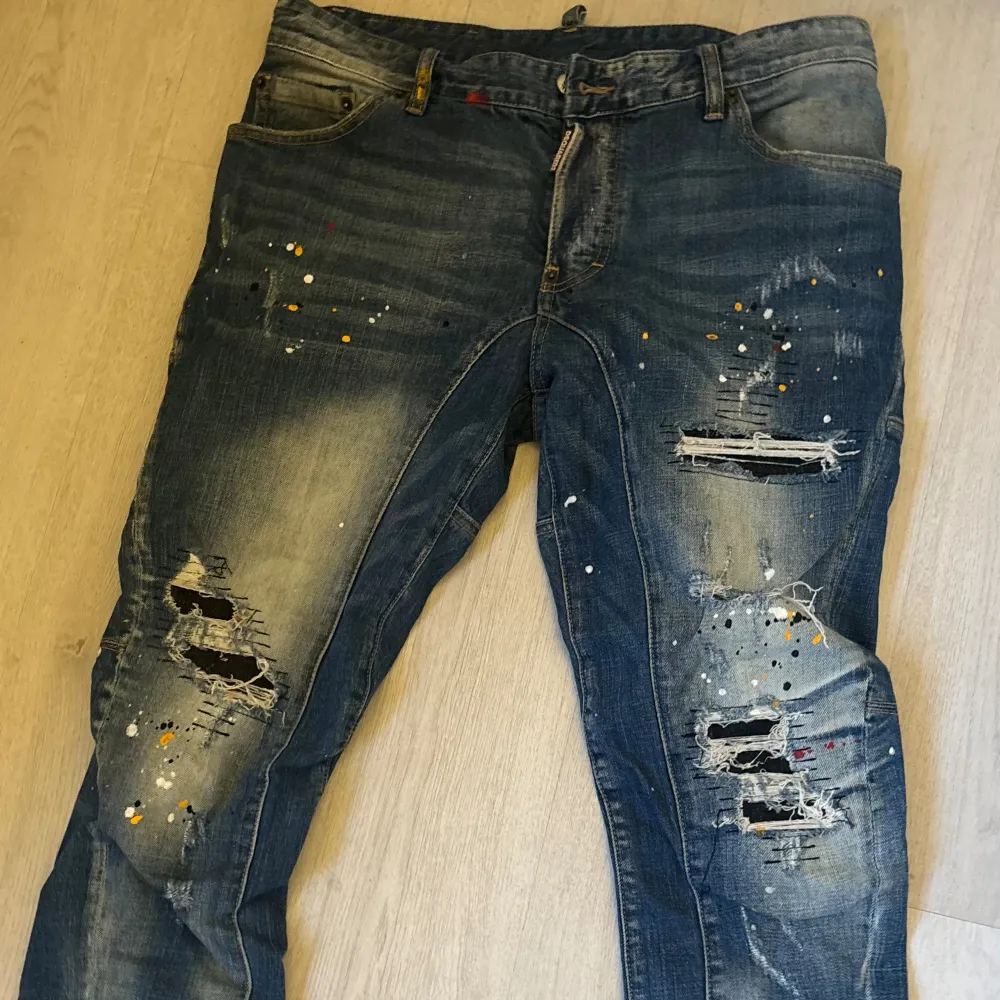 Dsquared2 jeans.  Lite korta i benen på mig som är 184. Inte använt mycket och är som nya. Pris 1999 + frakt. Jeans & Byxor.