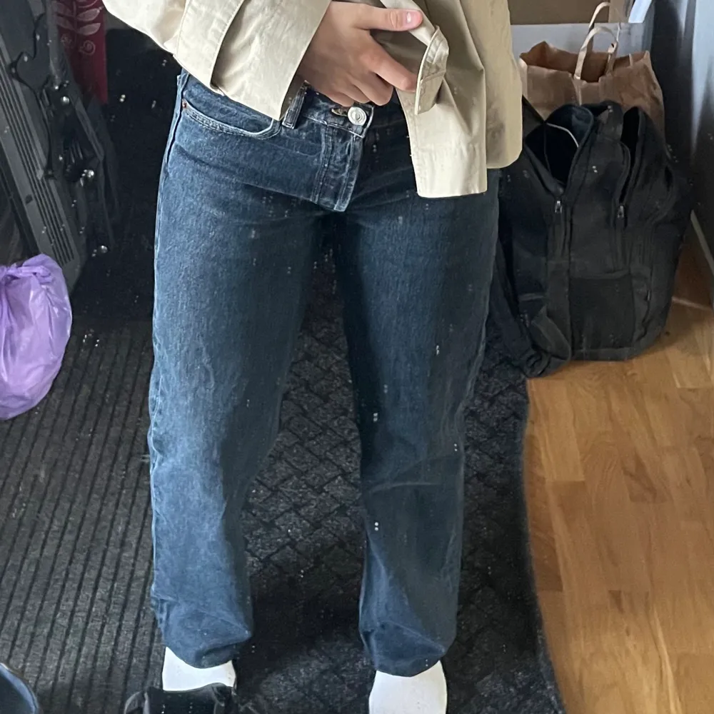 Från zara i mid rise modellen. De är uppsydda & passar någon runt 162 i längden. Innerbenslängden är 72cm🩷🫶🏽. Jeans & Byxor.