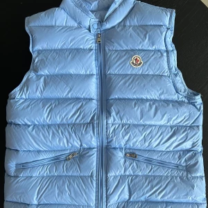 Moncler Baby Blå Väst - Moncler Gui Baby Blå Väst  Storlek 3 passar till M/L. Som helt ny.