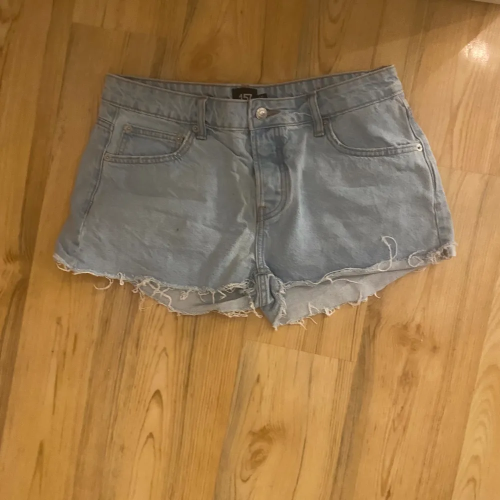 Säljer dessa fina jeans shorts som är köpta förra året. De är från lager 157 i storlek L men passar även M. De är använda ett fåtal gånger. Nypris 150 mitt pris 70🩷. Shorts.