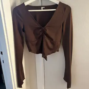 Tunn brun tröja från nelly som är helt oanvänd, säljer då den inte kommer till användning. 🤎