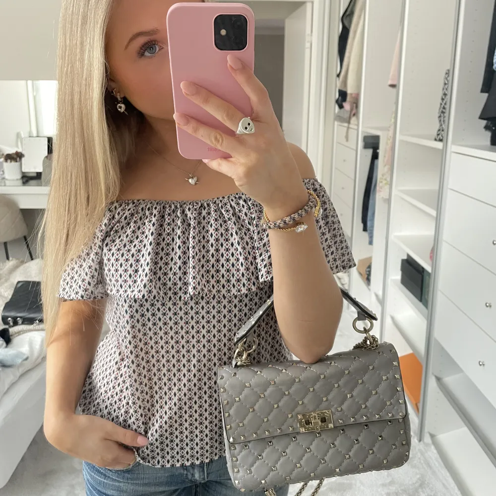 Topp från hm i supergulligt mönster. Går att han enärmad eller offshoulder💗💗. Toppar.