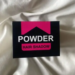 Säljer denna ”hair shadow” från Sevich som är ett färgpulver till håret för att det ska se fylligare ut där det håret är lite glest. Produkten är helt oanvänd, kartongen är endast öppnad💗💗 