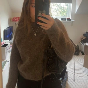 Brun stickad tröja  - Super skön och fin brun stickad tröja, knappt använd från Zara 